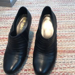 Black booties with heel